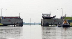Durchfahrt Sperrwerk Krückau - die Brücke ist geöffnet, eins Segelschiff hat das Sperrwerk passiert.