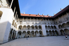 Arkadenhof im Resdenzschloss der Wawel in Krakau / Kraków - der dreigeschössige Hof hat eine Fläche von 2800 m².