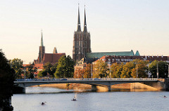 Dominsel in der Oder zu Wroclaw, Beslau - Türme der Kirchen; lks. die Heiligkreuzkirche - rechts die Türme der Johanneskathedrale ( Katedra sw. Jana Chrziciela )