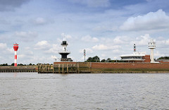 Leuchtfeuer / Leuchttürme und Betriebsgebäude an der Einfahrt der Schleuse zum Nord Ostsee Kanal - Blick von der Elbe.