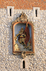 Relief des St. Florian am Florianstor in Krakau - das Tor mit Turm ist das letzte erhaltene Stadttor der Krakauer Stadtmauer - sie wurde Anfang des 14. Jahrhunderts gebaut - der Turm ist 34,5 m hoch.