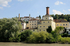 Historische Industriearchitektur am Ufer der Inn in Passau / Innstadt.