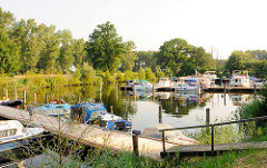 Blick auf den Sportboothafen Dömitz hinter der Schleuse am Beginn der Wasserstrasse Elde Müritz.