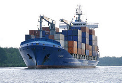 Hochbeladenes Containerschiff EL TORO auf dem Nord Ostsee Kanal - der Frachter hat schiffseigene Ladekräne.