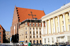 Architektur der Stadt Wroclaw, Breslau - Ziegeldach mit Kreuz, gotische Kirche St. Dorotheen.