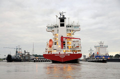 Der Containerfeeder CONTAINERSHIPS VIII am frühen Morgen vor der Schleuse Brunsbüttel im Nordostseekanal. Rechts ist ein Frachter schon eingeschleust.