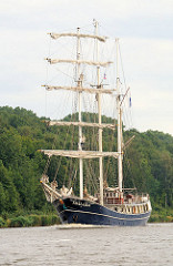 Der Dreimaster THALASSA  auf dem Nord Ostsee Kanal; das Segelschiff hat eine Länge von 47m und eine Breite von 8m.