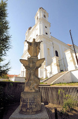 Christusfigur und Engel mit sterbendem Soldaten - Denkmal vor der römisch katholische Kirche der Jungfrau Maria  aus dem 18. Jahrhundert  in Veľké Leváre / Velke Levare - Westslowakei / Slowakei.