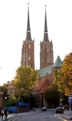 Der Breslauer Dom, die Kathedrale St. Johannes des Täufers (poln. Archikatedra św. Jana Chrzciciela), wurde in den Jahren von 1244 bis 1341 im Stil der Gotik errichtet. Seine Türme sind mit knapp 98 Metern die höchsten Kirchtürme der polnischen Wrocl