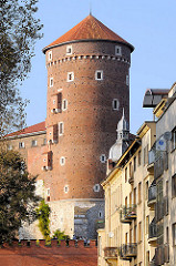 Burgturm und Festungsmauer - Wohnhäuser in Krakau / Kraków.