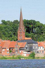 Wohnhäuser und Kirche Lauenburgs am Ufer der Elbe.