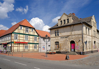 Alte Gebäude in Neustadt Glewe - geschlossenes Postamt, restauriertes Fachwerkhaus.