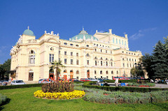 Slowacki Theater in Krakau - eröffnet 1893; Architekturstil der Neorenaissance und Neobarock. Grünanlage mit Bänken, Blumenrabatten.