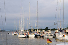 Sportboothafen Brunsbüttel neben der Schleuse - Segelboote und Motorboote liegen nebeneinander am Steg. Im Hintergrund lks. die Hochbrücke Brunsbüttel der Bundesstrasse 5.