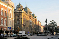Architektur in Krakau - Kroków; historische Gebäude, Reiterstandbild.