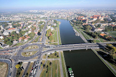 Die Weichsel / Wisla bei Krakau / Krakow - Panorama mit Wawel, Schloss und Burganlage; Strassenkreuzung mit Kreisverkehr, Brücke über den Fluss.