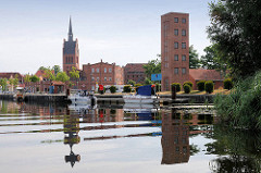 Hafen von Grabow am Elde-Kanal - Kirchturm der St. Georgkirche; gotischer Backsteinbau - erste Erwähnung 1291.