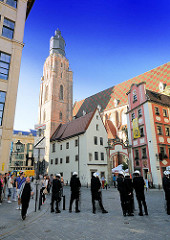 Der Backsteinkirchturm der St. Elisabethkirche in Wroclaw, Breslau; erbaut 1456.
