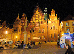Nachtaufnahme vom Rathaus von Wrocław / Breslau - spätgotische Architektur, reich verzierte Ostfassade.