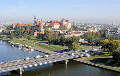 0223Blick auf den Wawel -  Burganlage - Residenzschloss - Kathedrale St. Stanislaus und Wenzel in Krakau / Kraków. Uferpromenade - Grünanlage an der Weichsel - Wisla; Brücke über den Fluss.