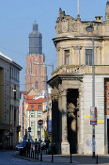 Historische Architektur in der polnischen Stadt Wroclaw, Breslau - im Hintergrund der Kirchturm der spätgotischen Kirche St. Elisabeth.