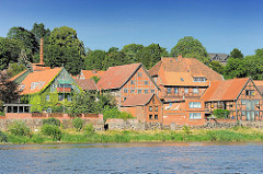 Historische Fachwerkhäuser und Wohnhäuser Lauenburgs am Ufer der Elbe.