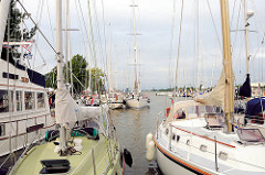 Sportboothafen Brunsbüttel neben der Schleuse - Segelboote und Motorboote liegen nebeneinander am Steg