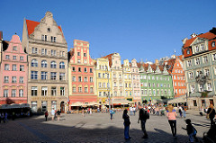 Historische Häuser am Marktplatz / Großer Ring von Wroclaw, Breslau / Polen - Cafés und Restaurants mit Markisen vor den Häusern. Touristen gehen über den grossen Platz.