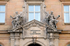 Hauptportal des Amtsgericht und Landgericht in Regensburg - allegorische Figuren.