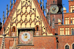Ostgiebel vom historischen, spätgotischen Rathaus in Wroclaw / Polen - Ostgiebel mit astronomischer Uhr von 1580 - im Hintergrund der Rathausturm mit Turmuhr.