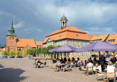 Historisches Rathaus und St. Marien Kirche in Boizenburg an der Elbe. Café auf dem Marktplatz in der Sonne - Sonnenschirme.