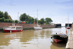 Sportboote am Steg in der Scheusenkammer der Schleuse Nord-Ostseekanal Brunsbüttel.