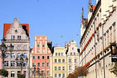 Historische Hausfassaden  - unterschiedliche Architekturstile, Architekturfotografie; Marktplatz / Großer Ring von Wroclaw, Breslau / Polen.