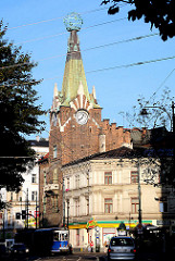 Architektur in Krakau - Strassenverkehr und unterschiedliche Architekturstile.
