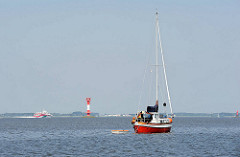 Leuchtfeuer Elbinsel Pagensand - Mündung der Krückau in die Elbe. Ein Segelboot fährt unter Hilfsmotor auf der Pagensander Nebenelbe.