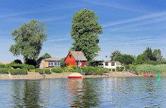 Wochenendhäuser am Ufer der Elbe - Sportboote am Flussufer.
