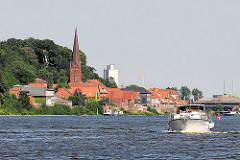 Kirchturm der Maria Magdalenenkirche von Lauenburg zwischen den Dächern der Stadt.