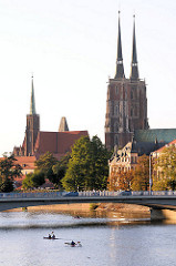 Dominsel in der Oder zu Wroclaw, Beslau - Türme der Kirchen; lks. die Heiligkreuzkirche - rechts die Türme der Johanneskathedrale ( Katedra sw. Jana Chrziciela )