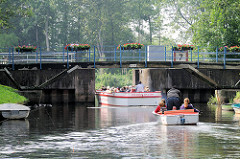 Grachtenrundfahrt mit Touristen - Cabrioschiff, Fahrgastschiff in Friedrichstadt, Motorboot.