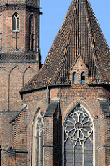 Ausschnitt vom Backsteinbau der St. Adalbertkirche zu Wroclaw, Breslau - Polen; Ziegeldach - gotische Fenster.