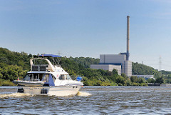 Sportboot vor dem Atomkraftwerk Krümmel am Elbufer bei Geesthacht. Das Kernkraftwerk mit Siedewasserreaktor war von 1984 - 2011 in Betrieb.