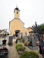 Kirche und Friedhof / Kirchhof in Markt Wesenufer an der Donau / Österreich.