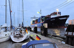 Morgendlicher Schiffsverkehr an der Schleuse Brunsbüttel des Nord Ostsee Kanals - der Containerfeeder EMOTION an der Schleuse Brunsbüttel - lks. der Sportboothafen direkt an der Schleuse.