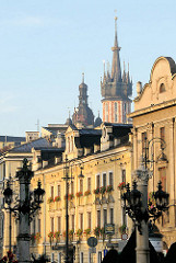 Historische Hausfassen in der Stadt Krakau - im Hintergrund die Kirchtürm der St. Marienkirche am Marktplatz.