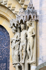 Skulpturen Adam + Eva an der Adamspforte am Bamberger Dom.