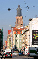 Strassenszene in Wroclaw, Breslau - mehrstöckige Wohnhäuser, Geschäftshäuser - Kirchturm der St. Elisabethkirche.