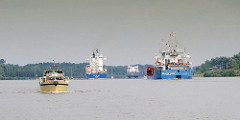 Schiffsverkehr auf dem Nord-Ostsee-Kanal - mehrere Frachtschiffe fahren Richtung Kiel; ein Sportboot mit Fahrtrichtung Brunsbüttel.