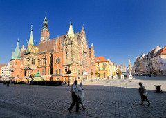 Rathaus von Wrocław / Breslau - spätgotische Architektur. Fussgänger auf dem Grossen Ring, dem Marktplatz von Wroclaw / Breslau in Polen.