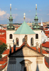 Kirchtürme und Hausdächer - Bilder aus der Stadt Prag.