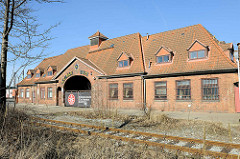 Historische Gewerbearchitektur an der Müggenburger Straße in Hamburg Veddel - Bahngleise der Hafenbahn.